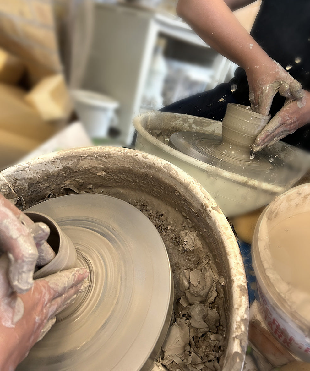 Drejning av keramik på drejskiva i Studio Vintrafors ateljé
